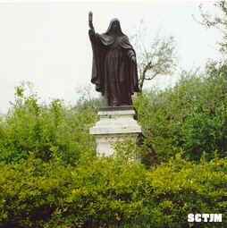 Sta. Clara y Eucaristia Estatua