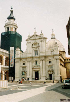 Fachada de la Basílica de Loreto
